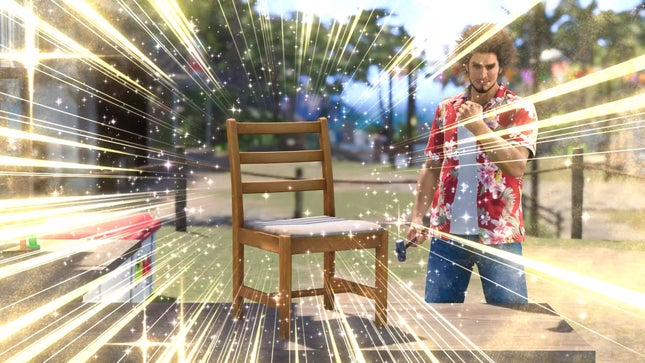 Der Screenshot von „Like A Dragon: Infinite Wealth“ zeigt Ichiban, wie er einen Stuhl vorführt, den er gebaut hat. 